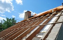 In diesem Dach sollen Dämmung und Luftdichtung von außen eingebracht werden. Eine Blower-Door-Überprüfung vor dem Start der Sanierung kann helfen, undichte Stellen zu entdecken und spätere Kosten zu vermeiden.