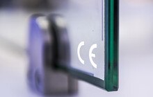 Als erster und einziger europäischer Hersteller erlangte Fineo by AGC damit die weltweit erste freiwillige CE-Kennzeichnung für sein Vakuumisolierglas. 