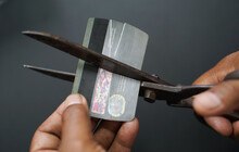 © Yori Meirizan iStock / Getty Images Plus Kreditkarte mit Schere durchtrennt