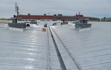 Die rund 40 Jahre alten Dächer eines Wiener Seniorenwohnheims sollten mit Photovoltaik-Anlagen ausgestattet werden. Dafür wurde eine komplette Neudeckung erforderlich.