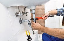 Rohrzange im Einsatz