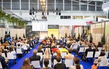 Zusätzlich zu den Innovationen der Aussteller gibt das begleitende Rahmenprogramm der BAU 2025 einen Ausblick auf das Bauen der Zukunft. 