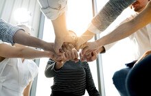 Hände zusammen in Nahaufnahme