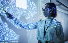 © gorodenkoff iStock Getty Images Plus eine Frau vor einer Präsentation mit Technologie