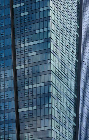 Keramisch bedruckte Glasfelder geben der Fassade des Nivy Tower einen eigenen Rhythmus.
