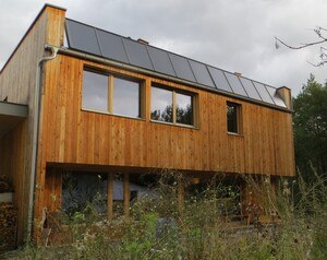 In bester klimatischer Lage am Hang in Tirol über der Nebelgrenze heizt und duscht Familie Westreicher zu 77,4 % mit der Sonne. 