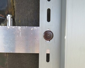 Gleitpunkt, ausgeführt als Nietbefestigung, montiert mit Nietsetzlehre.