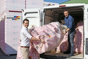 © Austrotherm Austrotherm Recycling-Säcke werden ins Werk nach Purbach gebracht. von links: die Austrotherm Österreich Geschäftsführer Heimo Pascher und Robert Novak.