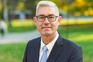 Portrait von Peter Giffinger, CEO von Saint-Gobain Österreich