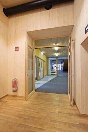 Einzelkomponenten wie Beschläge, Holzwerkstoffe, Brandschutzlaminate und Brandschutzgläser wurden fachgerecht verbaut. 