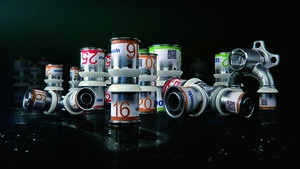 © Uponor Die fest mit dem Fittingkörper verbundene Edelstahl-Presshülse des Uponor-S-Press-Plus-Fittings schützt die Dichtungsringe vor Beschädigung und sichert eine hohe Auszugs- und Biegefestigkeit der fertigen Verbindung.