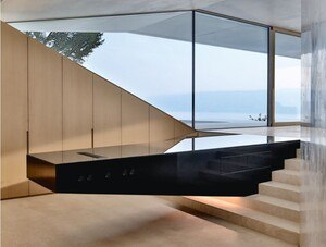 © Bora/Marco Sieber Casa Mi: freier Blick von der schwarzen Kochinsel auf den Zürichsee