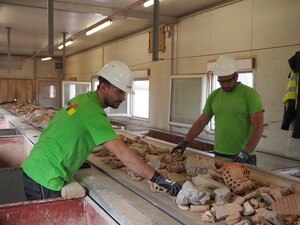 Der Alt­beton wird bei Wopfinger händisch von Fremdkörpern wie zum Beispiel Plastikteilen befreit.