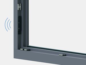 Großaufnahme eines kabellosen Funkkontaktes am Fensterrahmen von Winkhaus