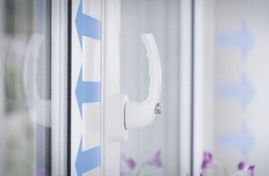Detailansicht eines Fensterflügels der zum "Schlöffnen" einen 6mm-Spalt zum Rahmen hat.
