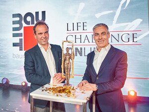 Robert Schmid und Georg ­Bursik mit dem Baumit Life Challenge Award.