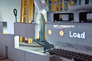 Der Baubot beim selbstständigen Hochziehen einer Ytong-Mauer.