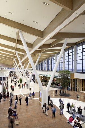 G3 Shopping Resort: Die Y-förmigen „Baumstützen“ tragen die Brettschichtholz-Binder, auf denen die langgestreckte, geschwungene Dachkonstruktion aus Brettsperrholzplatten aufliegt.