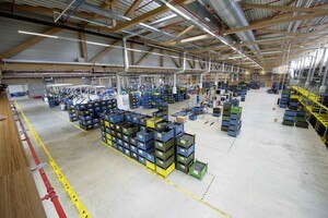 Das Dachtragwerk der fünf Hallenschiffe der 97 Meter langen und 114 Meter breiten Halle der SWG Produktion in Waldenburg (D) bilden jeweils 82 Meter lange, 3,80 Meter hohe Haupt-Fachwerkträger aus Buchen-Furnierschichtholz auf nur einer Zwischenstütze aus. 18,30 Meter lange Neben-Fachwerkträger sind quer dazwischen „eingehängt“.