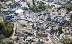 Rendering: Blick von oben auf den Gebäudekomplex mit dem geplanten Neubau nach der Fertigstellung 