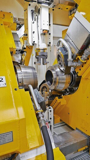 Vier Drückwalzrollen in der Maschine