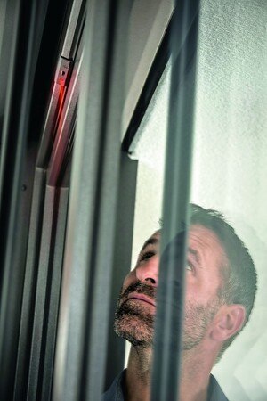 Spezielle Fenster-Sensoren schlagen präventiv Alarm, noch bevor Eindringlinge etwas beschädigen können.