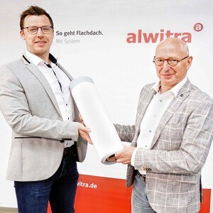 © Alwitra Stabwechsel bei Alwitra: Josef Löcherbach (links) übergibt die Leitung des Produktmanagement Dach- und Dichtungsbahnen an seinen Nachfolger Christian Deckert.