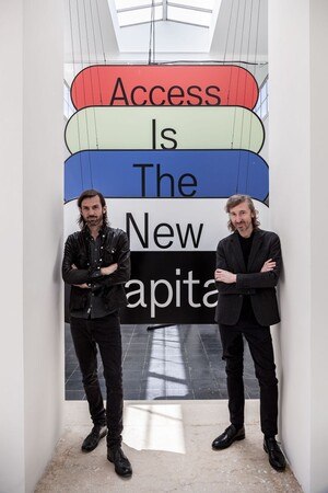 Die beiden Kuratoren Helge Mooshammer und Peter Mörtenböck vor einer Installation im Österreich Pavillon.
