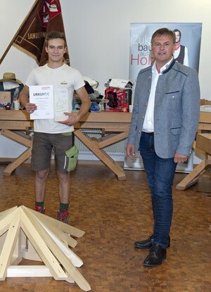 Zimmerer-Landesinnungsmeister Josef Frauscher gratuliert dem Gewinner Philipp Kreindl.
