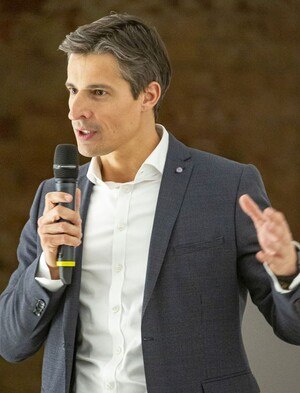 Portrait von Christian Schäfer, Vorstand der Laufen Austria AG, bei der Eröffnung der Ausstellung "Null Null"