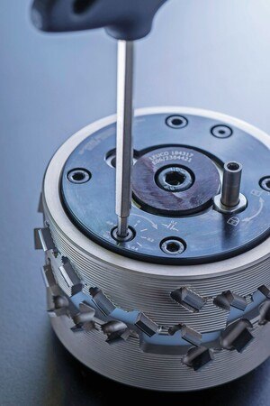 Dieser Fräser kann für eine bestimmte Materialdicke eingestellt werden. Häufig werden solche Werkzeuge für industrielle Bearbeitungen mit ein und derselben Plattendicke eingesetzt.