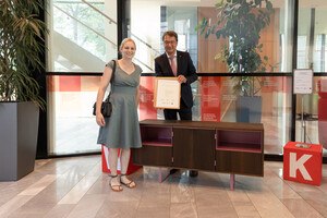 Lisa Huber mit ihrem ausgezeichneten Gesellenstück in der Kategorie Tisch-lereitechnik und einem sichtlich stolzen Lehrherrn und Vizepräsident der Tiro-ler Wirtschaftskammer Martin Wetscher.
