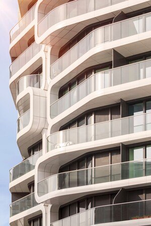 Wabenartige Loggia-Elemente strukturieren die vollständig verglaste Fassade. Für die raumhohen Fenster wurde von Warema eine maßgeschneiderte Sonnenschutzlösung gefunden, die den Windlasten in extrem großer Höhe standhalten kann.