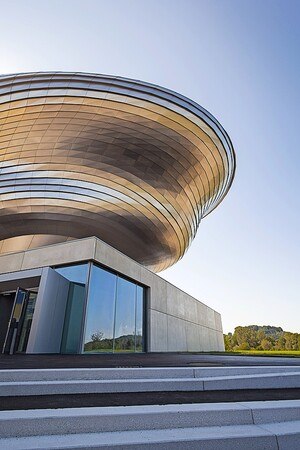 Das Paneum in Asten, Österreich, wurde mit über 3.100 rautenförmigen Schindeln aus Edelstahl Rostfrei  bekleidet.