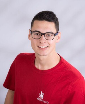 Portraitfoto von Lukas Kromoser.