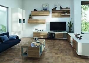 Neu renoviertes Wohnzimmer mit einer mittelblauen Sitzbank