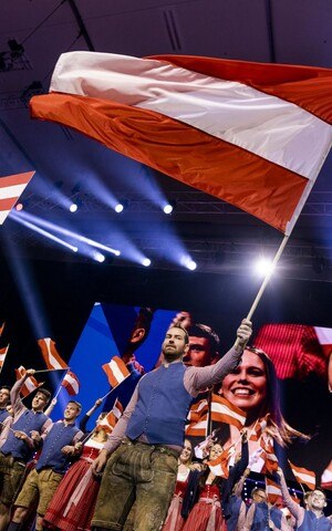 Die österreichischen Teilnehmer der EuroSkills 2021 die Fahnen schwenkend bei der Flaggenparade.