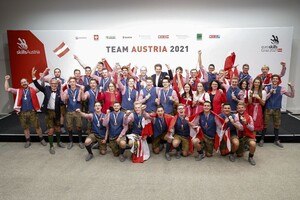 Gruppenbild aller Medaillen-Gewinner des Teams Austria 2021 mit Harald Mahrer (Präsident WKÖ), Josef Herk (Präsident WK Steiermark), Bundesministerin Margarete Schramböck (BMDW) und Sektionschefin Doris Wagner (BMBWF).