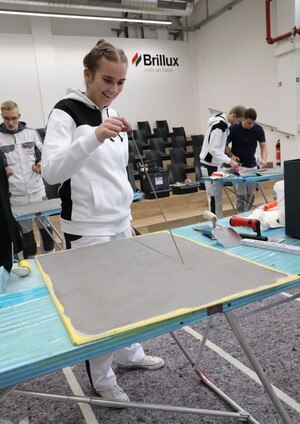 Junges Mädchen in Aktion bei einem Fachseminare beim Brillux Azubi-TalenForum.