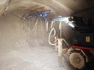 Der flüssige Spritzbeton wird auf die Tunnelwand über eine Düse aufgetragen.