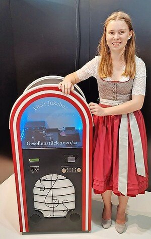 Lisa Weißenbacher mit CD-Jukebox im Retro-Design 