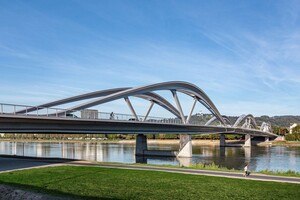 Blick vom Ufer auf die neue Eisenbahnbrücke in Linz.
