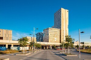 Außenansicht des Holzhochhauses HoHo in Wien.