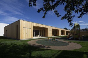 Außenansicht mit Spielplatz des Kindergartens Deutsch-Wagram.