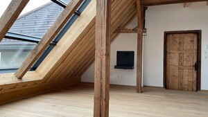 Ausschnitt eines Innenraums der Villa Sternberg mit Holzelementen.