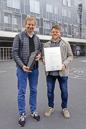 Marko Buxbaumer (li.) und Walter Koppitsch von der Sauritschnig Alu-Stahl-Glas GmbH nahmen die – eigens für den Sonderpreis geschaffene – Aluminiumskulptur in Empfang.