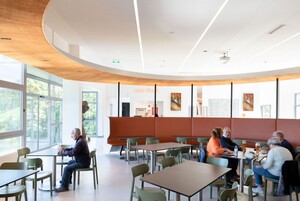 Der neue Bistrobereich mit roten Bänken, im Hintergrund der Sammelpunkt für den Tourstart.