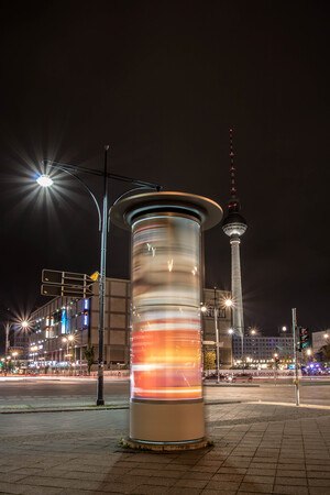 Litfaßsäule goes digital: Die vom Berliner Drucker Ernst Litfaß im Jahr 1854 erfundene Säule wird zunehmend digitalisiert. Bildschirme hinter hochwertigem Glas ersetzen immer mehr die analogen Plakate an den Säulen.