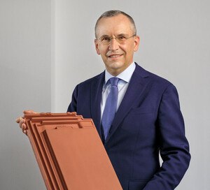 © Erlus Erlus Vertriebsleiter Guido Hörer setzt auf unwetterresistente Dachziegel für den österreichischen Markt.