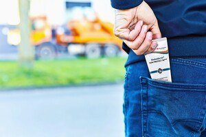 Gesundheitsschutz durch immer griffbereite Hautcreme gegen UV-Strahlung.